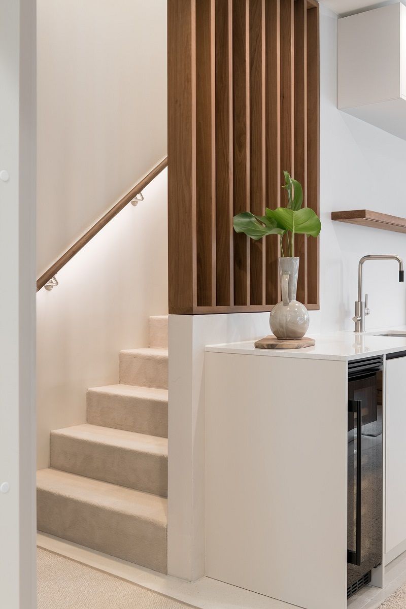 L'illuminazione della scala interna è realizzata con una striscia LED da 7,2 Wm a temperatura di colore regolabile in profilo di alluminio, montata sul lato inferiore del corrimano